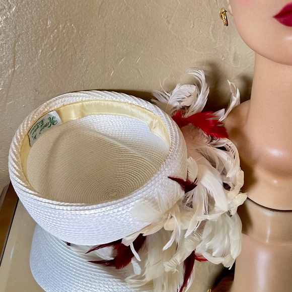 SOPHISTICATED 1970s' WHITE STRAW CAP WITH WHITE AND RED CURLY FEATHERS - Picture 10 of 11
